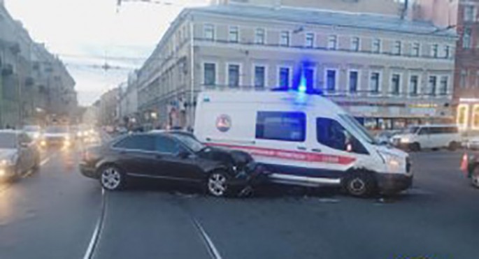 Azərbaycanlı sahibkar “Mercedes”lə təcili yardım maşınını vurub