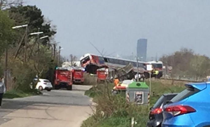 Sərnişin qatarı yük maşını ilə toqquşdu: 15 nəfər yaralanıb - FOTO