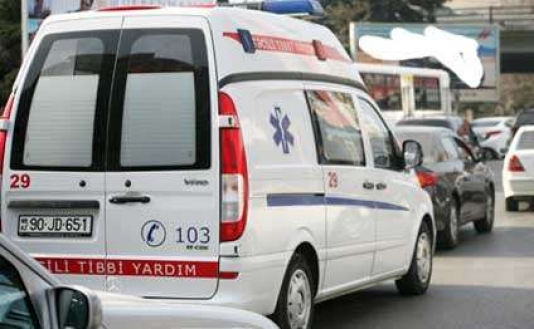 55 yaşlı kişi avtobusdan yıxıldı - Bakıda