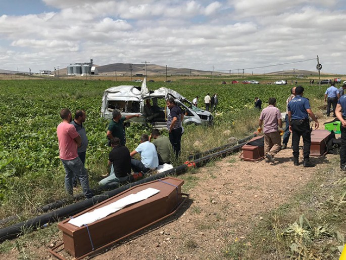 TIR-la toqquşan mikroavtobus tarlaya “uçdu”: 6 ölü, 9 yaralı - FOTO