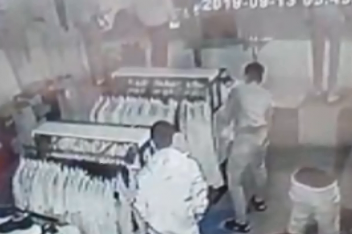 Xırdalanda oğurluq anı anbaan kameraya düşdü - VİDEO