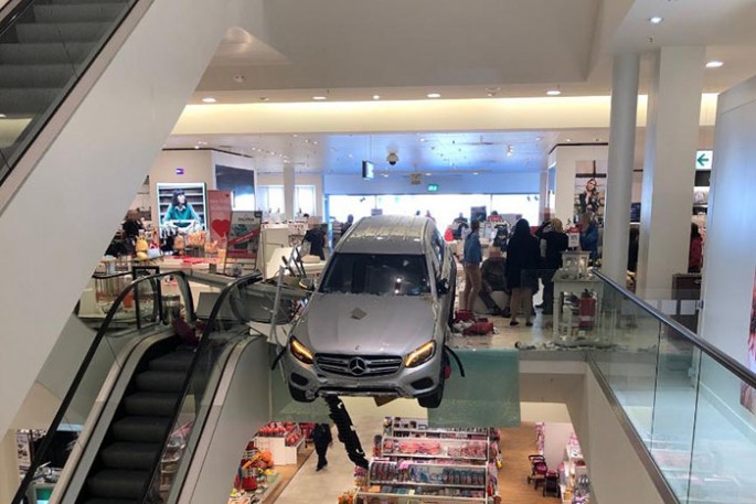 “Mercedes” ticarət mərkəzinə girdi: 9 yaralı - FOTO