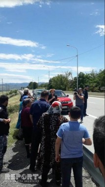 Sakinlər aksiya keçirdilər: kəndin yolu bağlanıb - FOTO