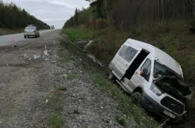 Mikroavtobus aşdı: 11 yaralı