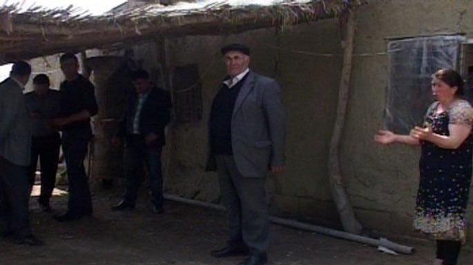 Qohumların evini talan edib avtomobilləri yandıran şairə hökm oxundu