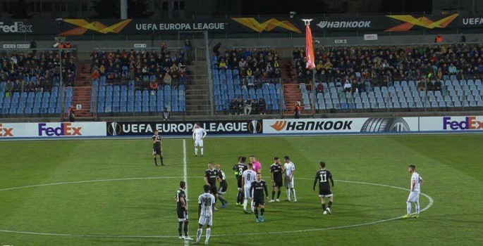 “Qarabağ”ın oyununda erməni təxribatı: Oyun bu görüntüyə görə dayandı - VİDEO