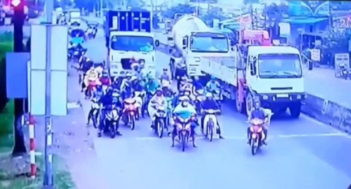 Əyləci sıradan çıxan yük maşını dəhşətli qəza törətdi: 3 ölü, 20 yaralı - VİDEO