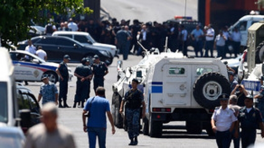 ​İrəvanda polis bölməsini ələ keçirən silahlı dəstə təslim olmaq niyyətində deyil