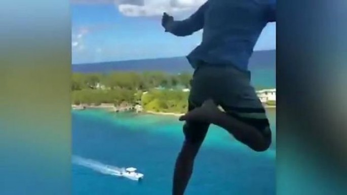 Sərnişin “like” üçün özünü gəmidən atdı - VİDEO
