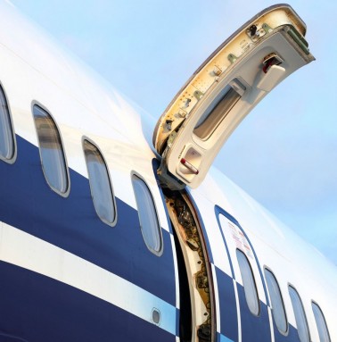 Qadın təyyarədə tualet qapısı əvəzinə qəza çıxışı qapısını açdı