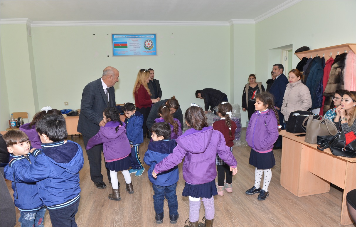"Qaçqınkom" məktəblilərə gödəkçələr payladı - FOTO