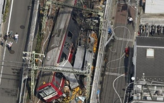 Ekspress-qatarı yük maşınına çırpıldı: 1 ölü, 31 yaralı - FOTO