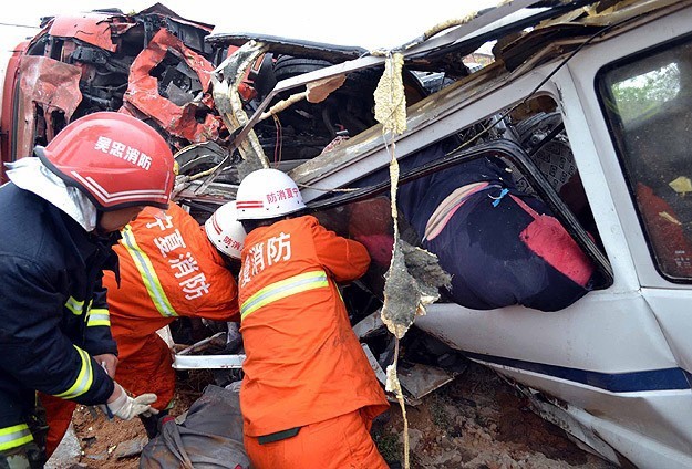 Uyğurların olduğu avtobus uçuruma yuvarlandı:  11 ölü, 8 yaralı