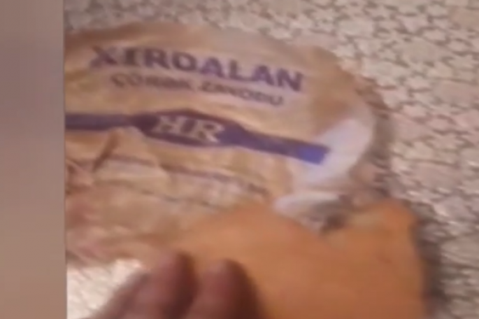 Çörəyin içərisindən sümük çıxdı - VİDEO