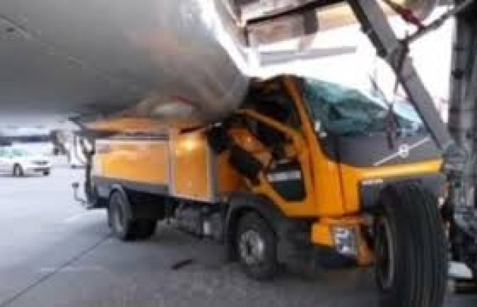 Xüsusi maşın sərnişin təyyarəsi ilə toqquşub - FOTO