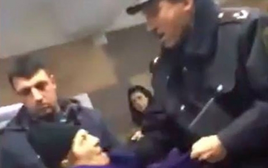 Bakı metrosunda polislə qadın arasında insident - VİDEO
