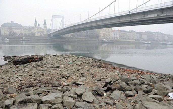 Çayda suyun səviyyəsinin azalması gəmiçiliyə mane olur
