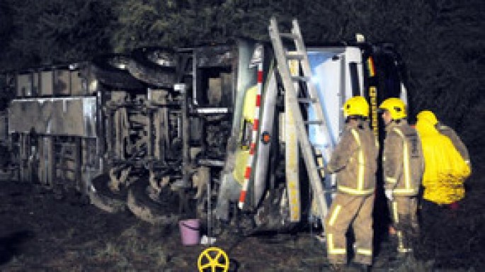 İti vurmaq istəməyən sürücü avtobusu aşırdı: 5 ölü, 30 yaralı