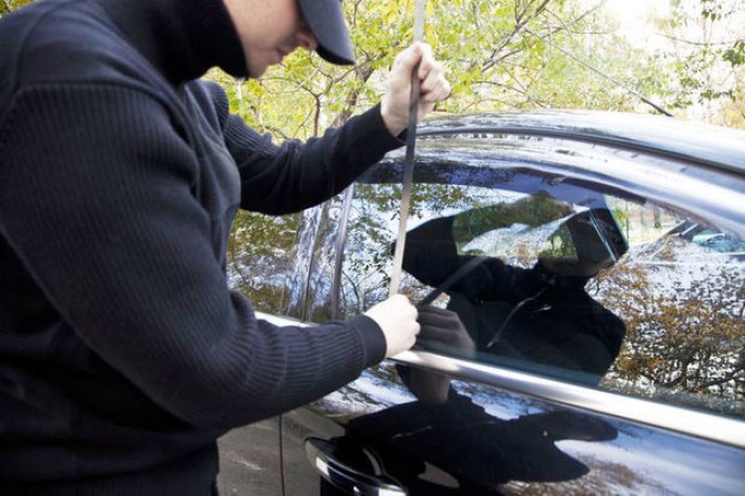 Keçmiş məhbus qadının avtomobilini qaçırdı - Bakıda