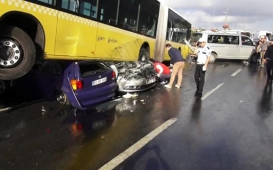 Metrobus altı avtomobilə toqquşdu, 10 yaralı – FOTO+VİDEO