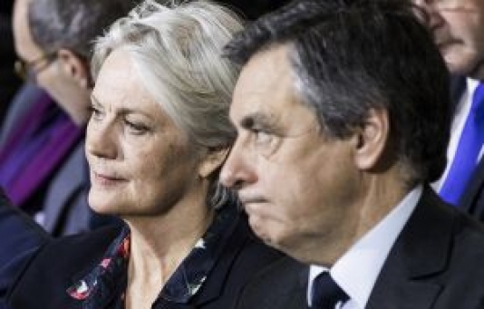 Polis parlamentdə axtarış aparır