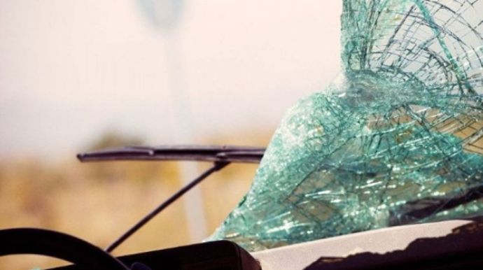 Goranboyda "VAZ" ağaca çırpıldı, xəsarət alan var 