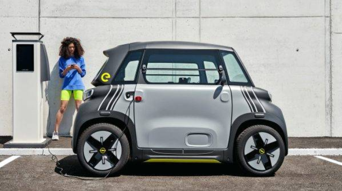 “Opel”dən YENİLİK:  Şirkət yeniyetmələrin idarə edə biləcəyi elektromobil təqdim edib - FOTO