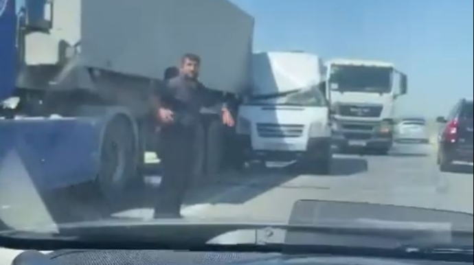 Quba yolunda ara məsafəsi saxlamayan "Ford" "Mercedes"ə çırpıldı - VİDEO