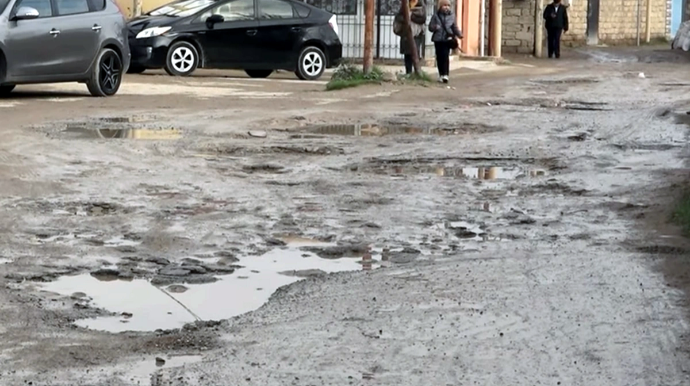 Yolları bərbad, küçələri qaranlığa qərq olan qəsəbə - Qurumlar niyə biganə yanaşır? - VİDEO 