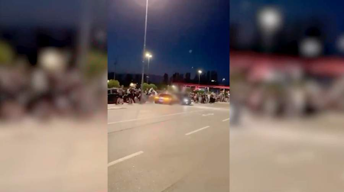 “Mercedes”i insan kütləsinin üzərinə sürdü: azı 6 yaralı – ANBAAN VİDEO 