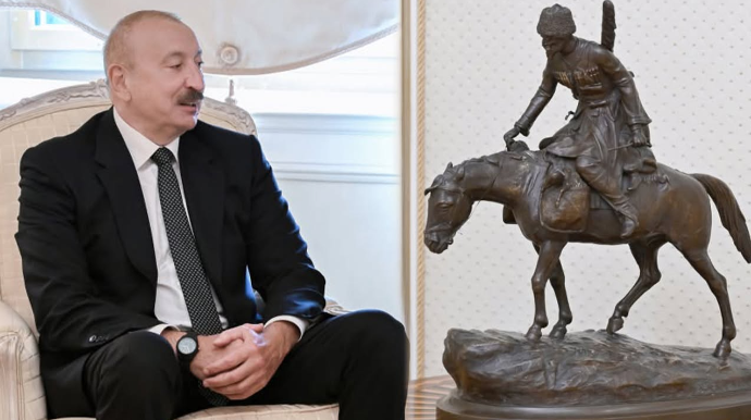 Prezidentin iş kabinetində təkcə bu heykəl var - FOTO