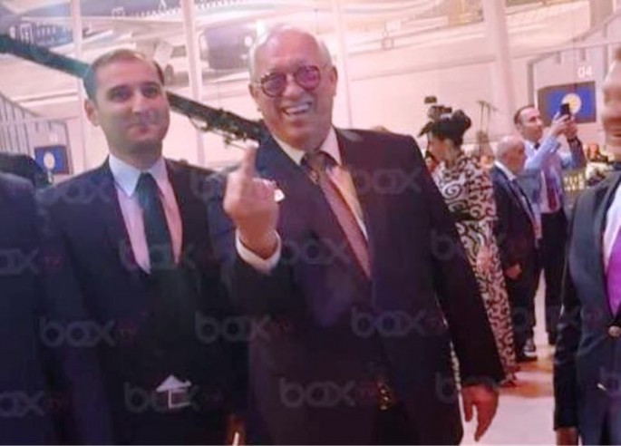 AZAL prezidenti onu videoya çəkən adama barmaq göstərdi - RÜSVAYÇI HƏRƏKƏT