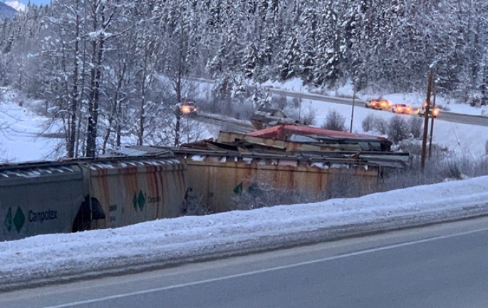 Təhlükəli maddə daşıyan yük qatarı relsdən çıxıb - FOTO