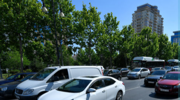 Bakının mərkəzində avtomobillərin hərəkəti iflic oldu 