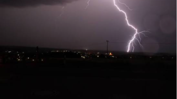 Bəzi rayonlarda yağış yağır, şimşək çaxır - Faktiki hava