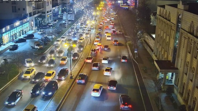 Bakının bir sıra yollarında tıxac yaranıb - SİYAHI - FOTO 