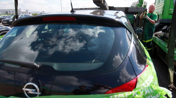 Sərxoş qadın sürücü polisi dişləyib