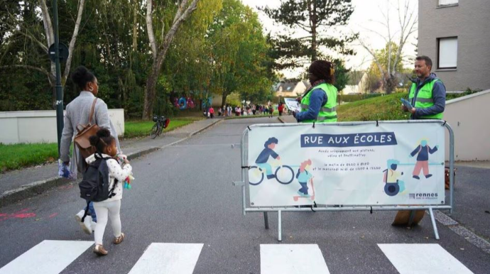 Məktəb rəhbərliyi binanın ətrafındakı yolları bağladı