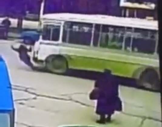 Sumqayıtda avtobus qızın üstündən keçdi – REAL VİDEO – 18+