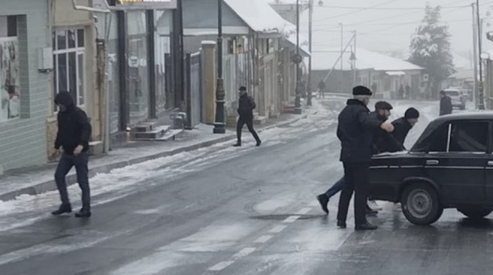Oğuzda yollar buz bağlayıb, hərəkət məhdudlaşıb   - FOTO