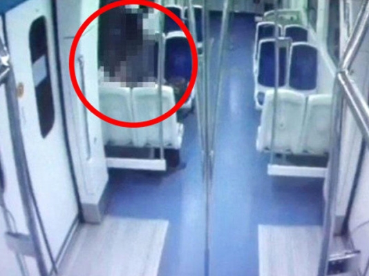 Metroda intim münasibətdə olan cütlüyün görüntüləri yayıldı - FOTO