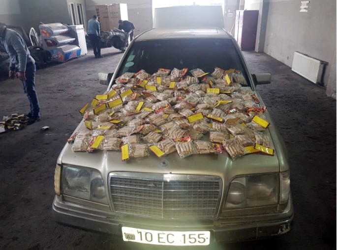 "Mercedes"dən 100 qutu pirotexniki vasitə aşkarlanıb - VİDEO