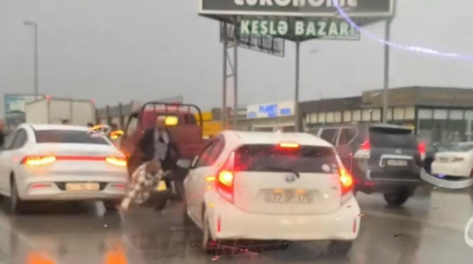 Dərnəgül yolunda sürücülər əlbəyaxa dava etdi, polis hərəkətə keçdi – ANBAAN VİDEO 