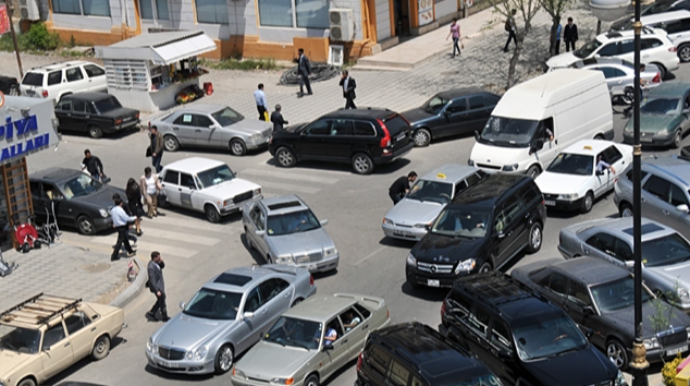 Nazirlik avtomobillərin nizamsız parklanması ilə bağlı müraciət etdi 
