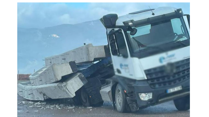 Nəhəng beton bloklar daşıyan yük maşını aşdı, yol kəsildi - FOTO   - VİDEO 