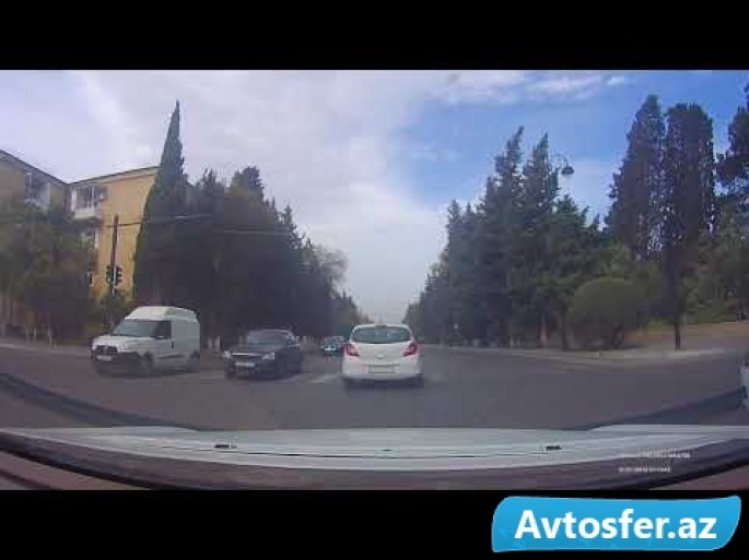 Sumqayıtda külək binanın dam örtüyünü qoparıb yola atdı – VİDEO