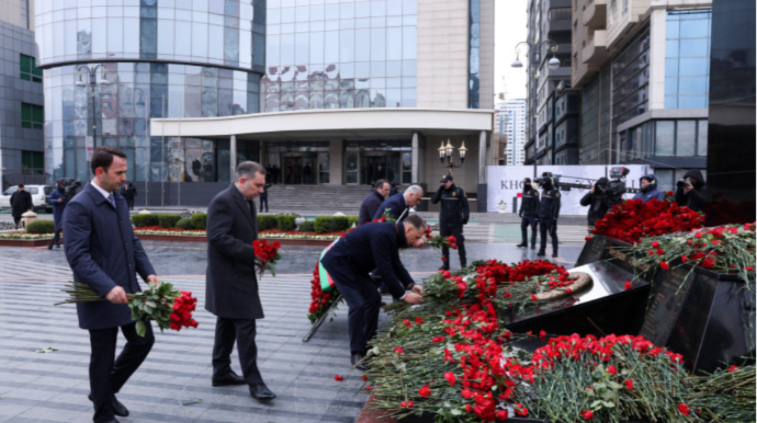 Rəqəmsal İnkişaf və Nəqliyyat Nazirliyinin kollektivi Xocalı soyqırımı abidəsini ziyarət edib - FOTO
