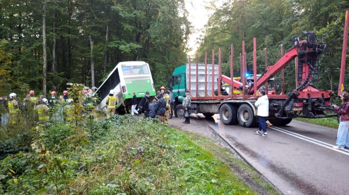 Məktəb avtobusu yük maşını ilə toqquşub - Yaralananlar var 