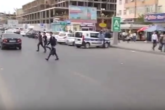 Bu yolda sürücü və piyadalar üçün təhlükə var - VİDEO