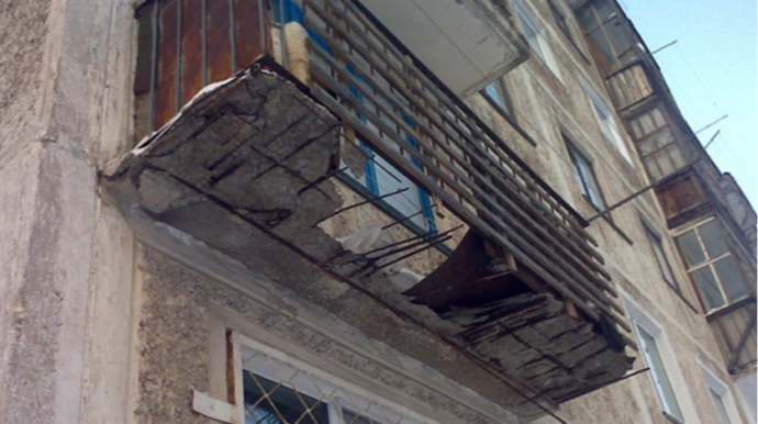 Bakıda binanın eyvanı uçdu - FOTO